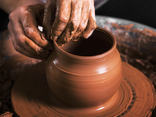 Das mãos do Oleiro para o serviço, do serviço para as mãos do Oleiro